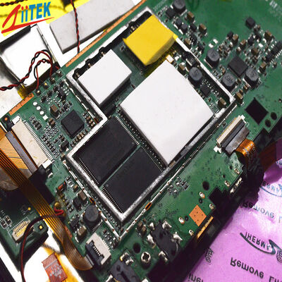 サーマルギャップフィラーパッド電子部品および光学デバイスの熱伝導性を向上させる低揮発性シリコーン材料